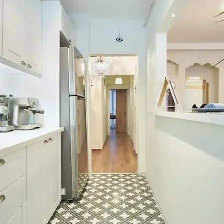 Istanbul, Moda : Perfectly Located And Fully Renovated Lejlighed Istanbul