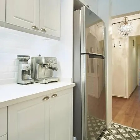 Istanbul, Moda : Perfectly Located And Fully Renovated Istanbul