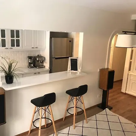 Istanbul, Moda : Perfectly Located And Fully Renovated Istanbul