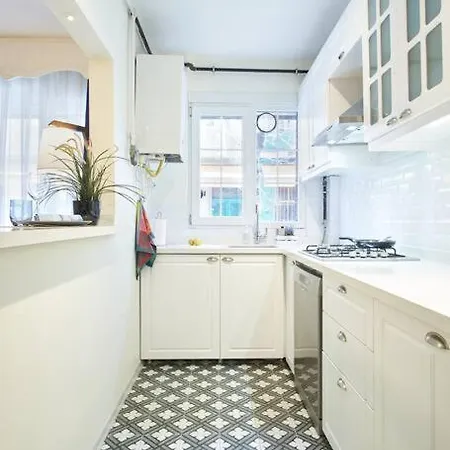 Istanbul, Moda : Perfectly Located And Fully Renovated