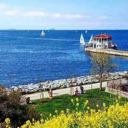 Istanbul, Moda : Perfectly Located And Fully Renovated Apartment Istanbul