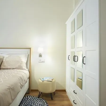Istanbul, Moda : Perfectly Located And Fully Renovated *