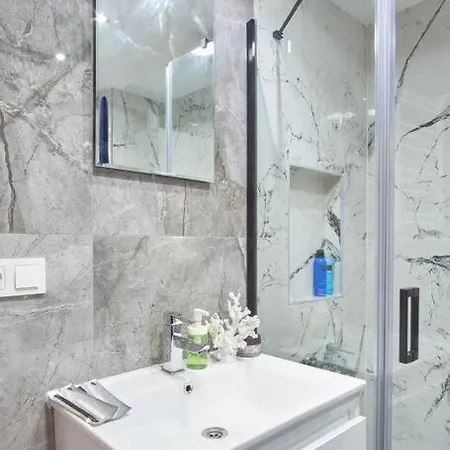 Istanbul, Moda : Perfectly Located And Fully Renovated Apartment *
