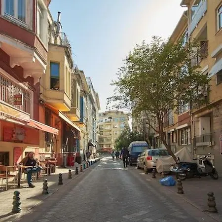 Istanbul, Moda : Perfectly Located And Fully Renovated Istanbul